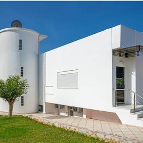 4 bedroom villa with pool close to beach on Akrotiri peninsula, sleeps 8